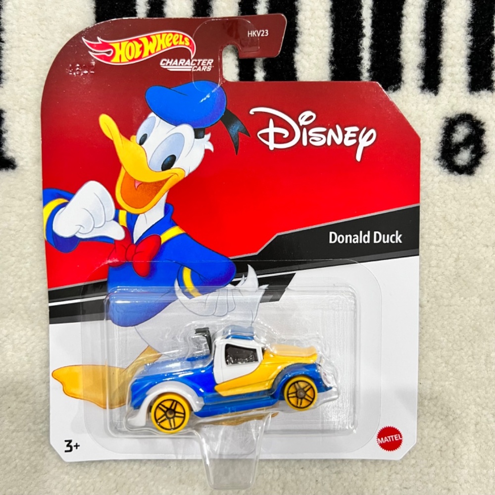 HotWheels X Disney Set of 2 Donald Duck & Daisy Duck Toy Cars - Picture 5 of 9